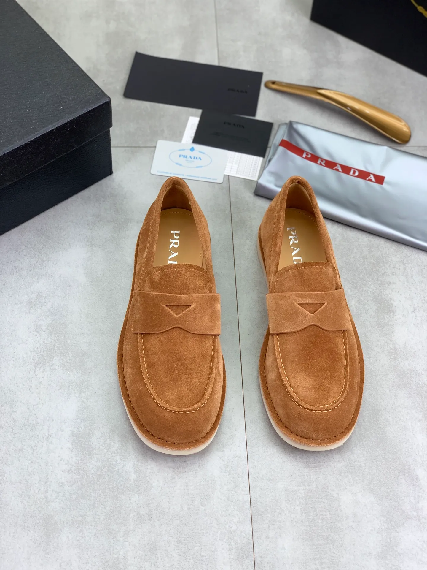 Factory price P740💰Original quality, top version🔱 ＰＲＡＤＡPrada. Men's business casual leather shoes, top quality cow leather. 1:1 shipment ⬆️Luxurious and noble, all made of imported original first-layer fine suede cowhide, just to create a more comfortable wearing experience. Upper: original comfortable open-edge bead-rubbed calfskin ➕Top imported water-dyed full cow lining, original high-end lightweight and comfortable TPU combination bottom ✔️Code number: 39-44 (38 45 Can be customized)